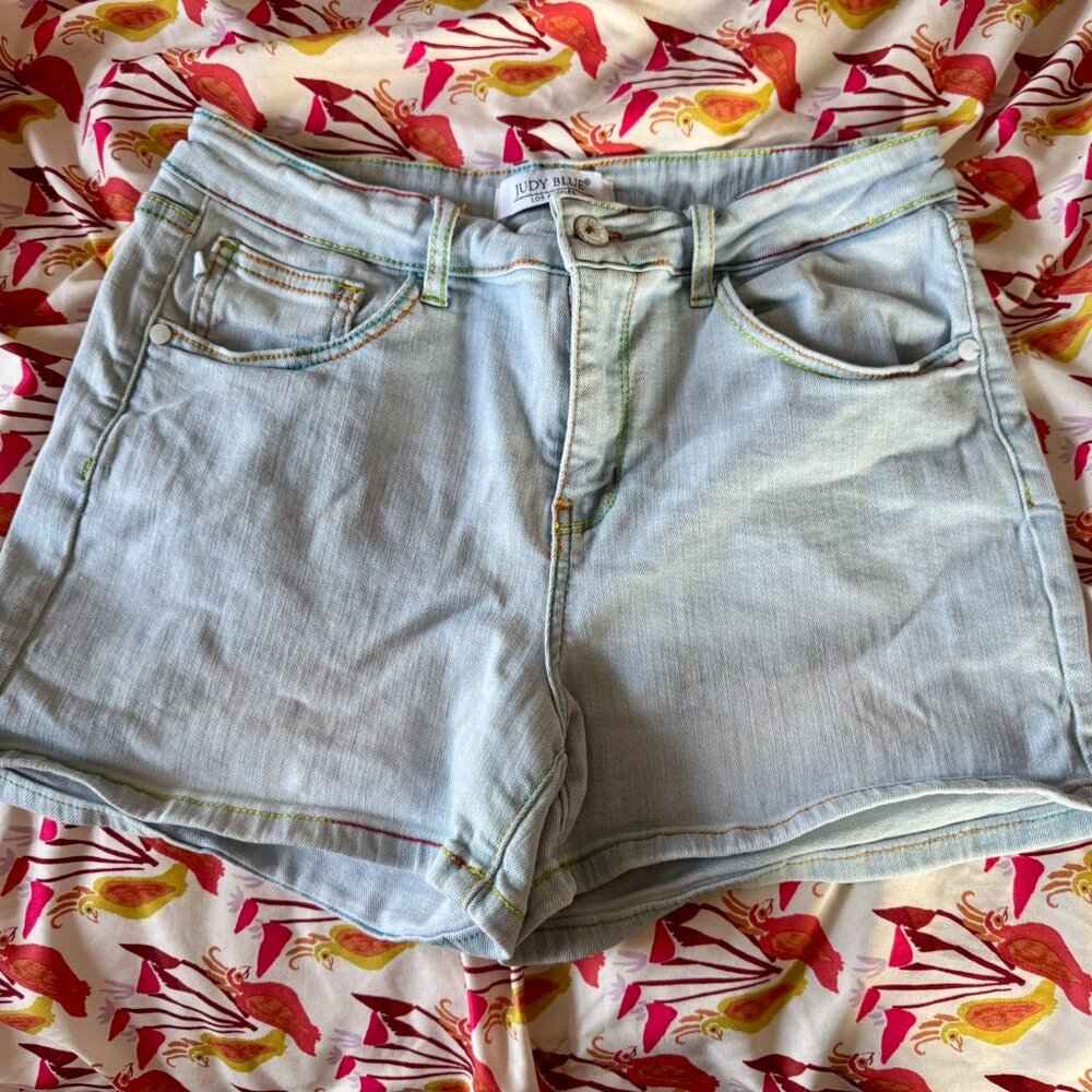 Judy Blue rainbow stitch light wash denim shorts, women's size large